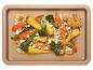 Carottes, panais et brocoli rôtis avec du feta et du citron sur une plaque à pâtisserie.