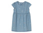 Une robe en jean pour filles avec un imprimé cœur.