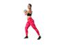 Femme en leggings et brassière sportifs tenant un ballon.