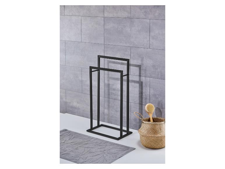 Porte-serviettes double autoportant en métal noir dans une salle de bain moderne.