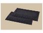Deux tapis de bain gris foncé avec un motif géométrique en relief.
