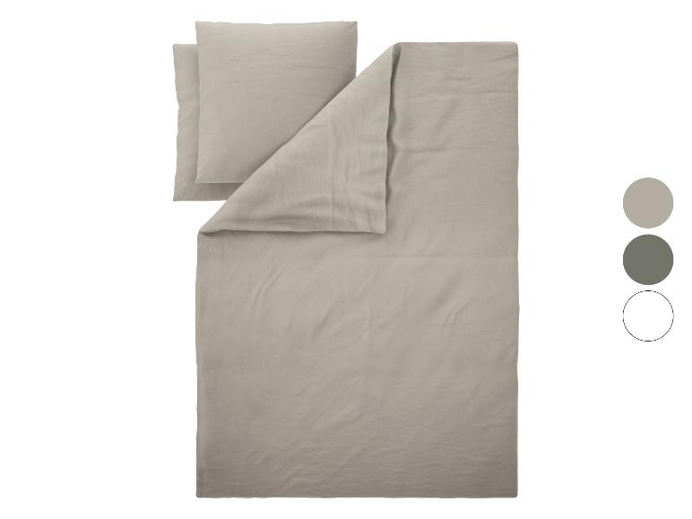 Parure de lit beige avec housse de couette et taie d'oreiller, avec échantillons gris et verts.