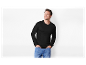 Homme en t-shirt noir à manches longues et jeans bleus.