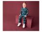 Un garçon portant un pyjama de Noël avec un motif de Noël.