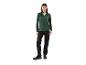 Une femme porte un sweat-shirt vert foncé à manches longues et un pantalon de travail noir.