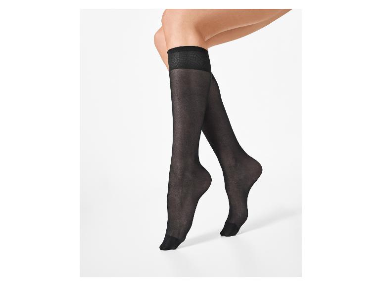 Chaussettes noires montantes pour femme.