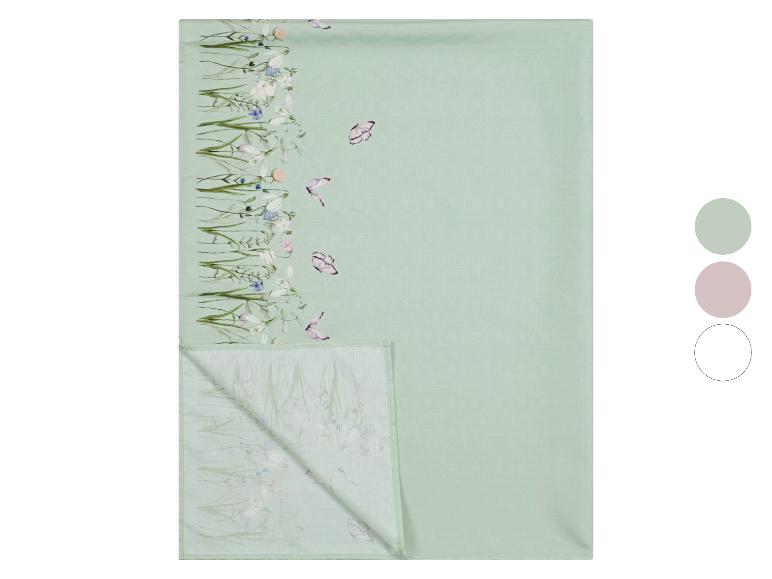 Nappe vert clair avec motif floral et papillons, pliée pour montrer le motif.