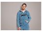 Homme dans un sweat-shirt bleu avec l'inscription 'Originals'.