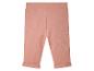 Pantalon bébé rose avec ourlets retournés.
