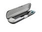 Brosse à dents électrique noire avec tête bleue et verte dans un étui de voyage ouvert.