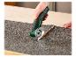 Une main utilisant une scie sauteuse sans fil Parkside pour couper une dalle de stratifié.