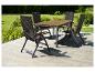 Ensemble de mobilier de jardin avec table et quatre chaises sur une terrasse en bois.