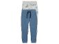 Deux pantalons de survêtement pour garçons, un bleu et un gris avec des imprimés de voitures bleues.