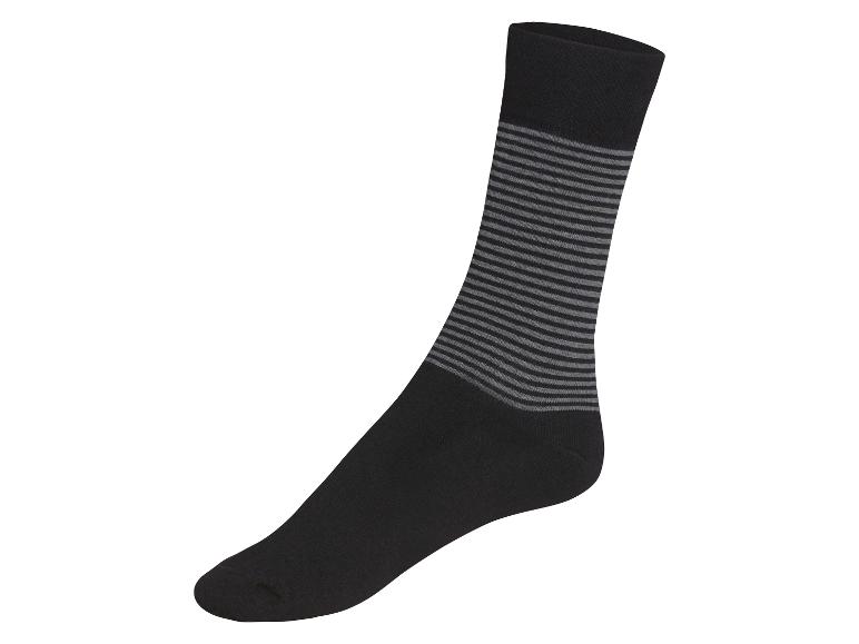 Une chaussette noire avec des rayures grises.