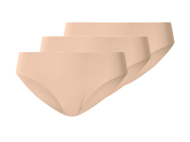 Lot de trois culottes femme beiges sans couture, disposées en diagonale.