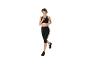 Femme en brassière de sport noire et legging capri en train de courir