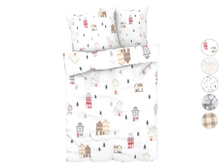 Parure de lit avec un motif de maisons et d'arbres.