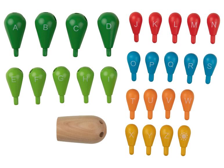 Chevilles en bois de l'alphabet de différentes couleurs, y compris vert, rouge, bleu, orange et jaune.