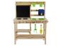Cuisine de jeu en bois pour enfants avec tableau noir, éviers et outils de jardinage.