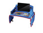 Une table bleue pour tablette et dessin avec une tablette, des feutres et des crayons.