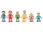Six figurines de jouets en bois et plastique, représentant une famille, sur fond blanc.