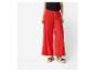 Pantalon large rouge et sandales plates : mode féminine estivale.