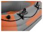 Détail de bateau gonflable avec des tons orange et gris, corde noire et valve.