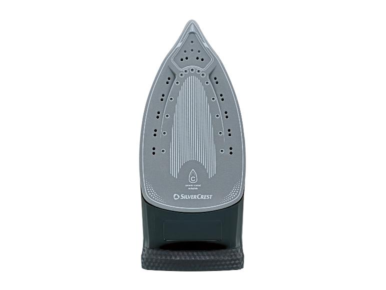Vue de dessous d'un fer à vapeur gris et noir avec une semelle en céramique.