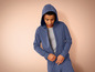 Un homme portant un sweat à capuche bleu avec une fermeture éclair.
