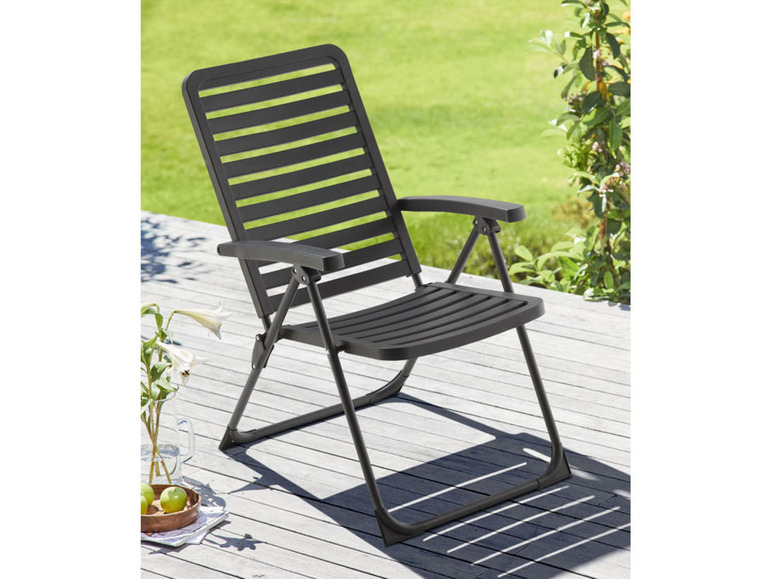 Une chaise de jardin pliante noire avec un dossier à lattes.