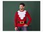 Un homme porte un pull de Noël rouge avec une barbe blanche et une ceinture noire.