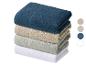 Pile de quatre serviettes de couleurs bleue, beige, verte et blanche.