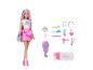Poupée Barbie avec de longs cheveux colorés et des accessoires de coiffure.