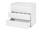 Une commode blanche avec trois tiroirs, dont un est ouvert.