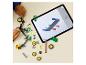 Enfant construisant un jouet avec des instructions numériques sur une tablette.