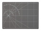 Un tapis de coupe gris avec une grille, un demi-cercle avec une graduation en degrés et une échelle en centimètres.