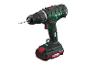 Une visseuse-perceuse Parkside verte et noire avec batterie X20V TEAM.