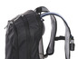 Un sac à dos noir avec un système d'hydratation intégré.