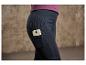 Leggings bleu foncé avec un téléphone dans la poche