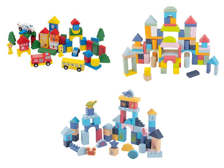 Trois ensembles de blocs de construction en bois colorés, incluant une ville, un château et un thème sous-marin.