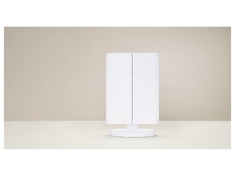 Miroir de maquillage blanc à trois volets sur une table