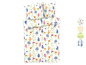 Une parure de lit blanche avec un motif floral