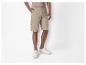 Shorts cargo beiges et baskets blanches pour homme.