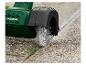 Une brosse rotative Parkside avec brosse métallique en action sur une surface en béton.