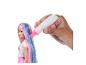 Poupée Barbie aux longs cheveux arc-en-ciel et peigne à paillettes.