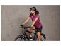 Une femme sur un vélo noir avec un casque.