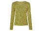 Pull jaune en tricot ajouré.