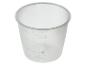 Un gobelet doseur en plastique transparent avec des marques en ml et en tasses.