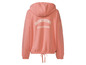 Un sweat-shirt rose à capuche avec l'inscription 'Sunshine State of Mind' au dos.