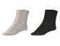 Trois paires de chaussettes en beige, rose et gris, et trois paires de chaussettes noires.